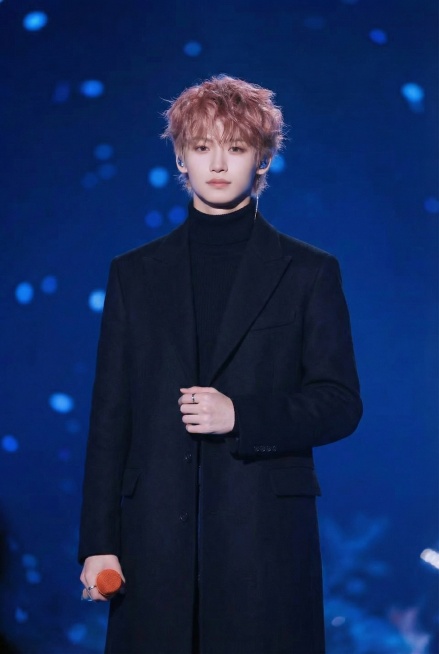 加一个黑色大衣预览效果