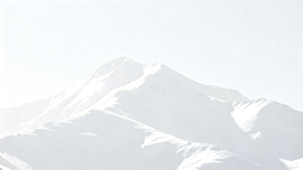纯白色调的雪山背景，无其他杂色，雪山轮廓简洁柔和，整体干净纯粹预览效果