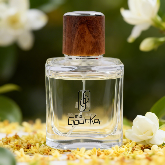 果香花香调香水细节特写图，前调荔枝、桂花、香柠，中调茉莉、茶叶、橙花、桃，后调木质、麝香、橡木苔，瓶身、logo、古登字体与原图完全一致，清晰无模糊，瓶身端正无扭曲，特写香水瓶的logo和木质瓶盖，水预览效果