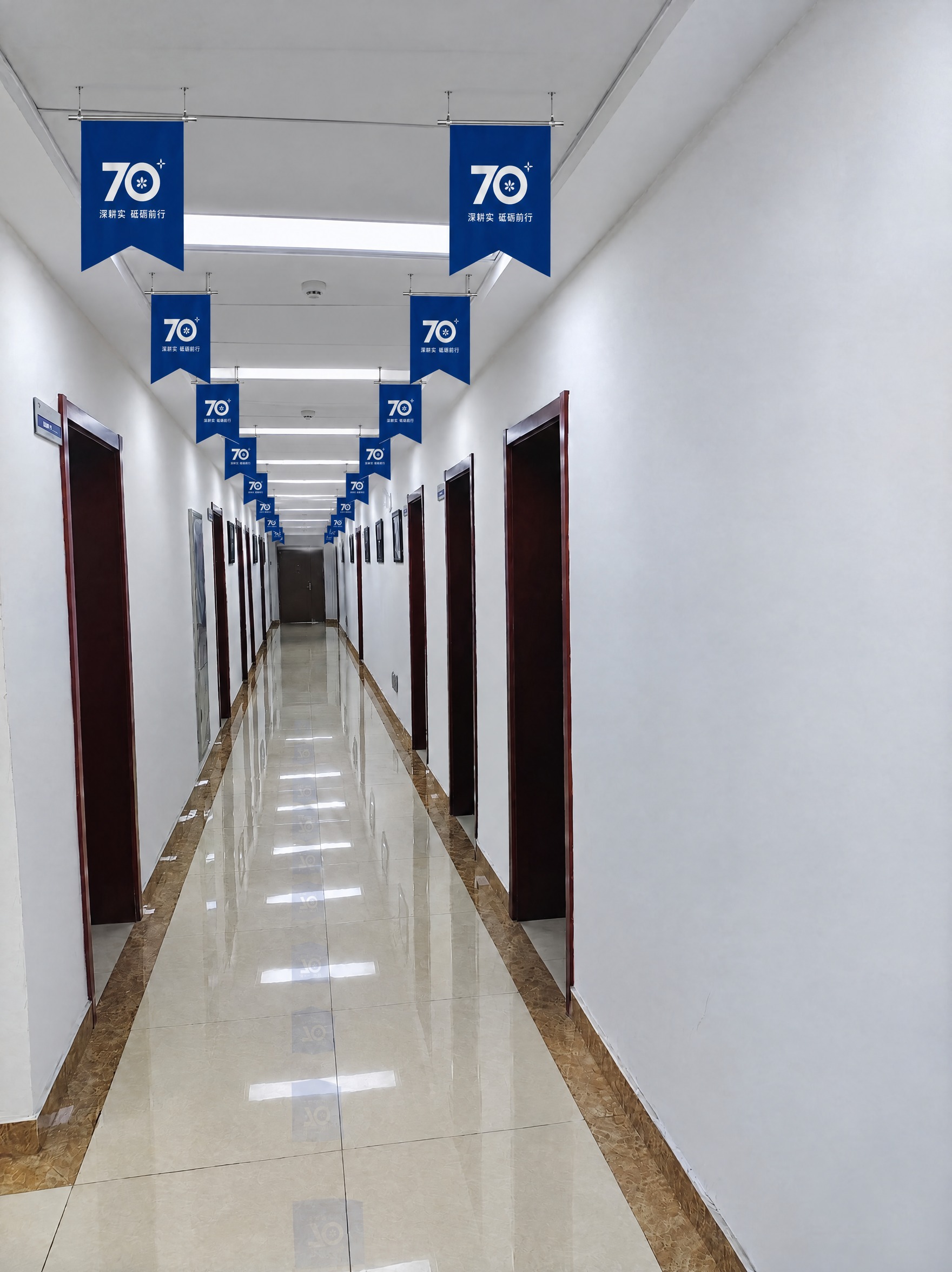 以这张办公室走廊吊旗效果图为底图，保持走廊的构图、单点透视、白… - 图片创意预览