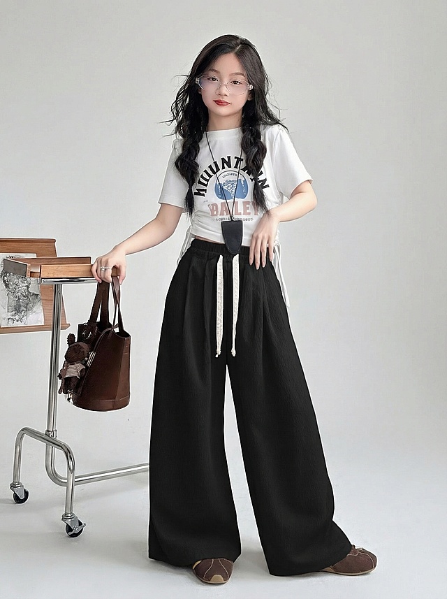 淘宝女童黑色阔腿裤详情页模块5，750宽度，简约清新风格，使用第五张素材图，展示正面效果，无多余文案，画面干净，光线柔和，产品与原图一致