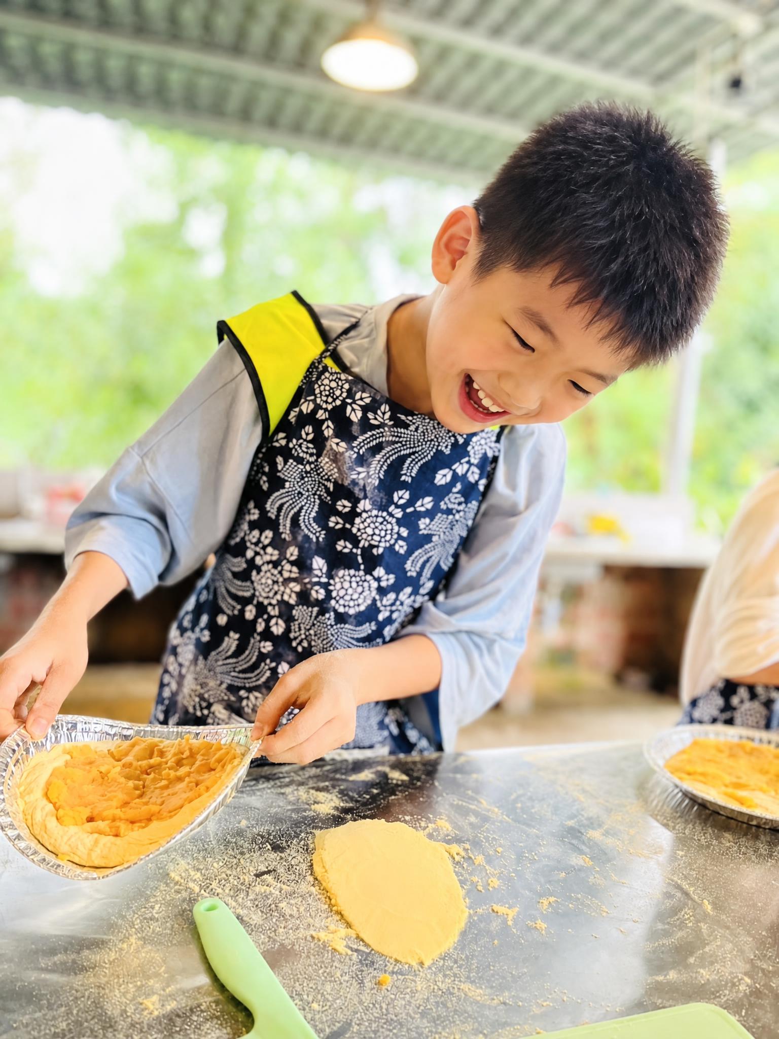 将图中男孩的面部替换为另一位同龄东亚男孩的相貌，与原孩子有明显… - 图片创意预览