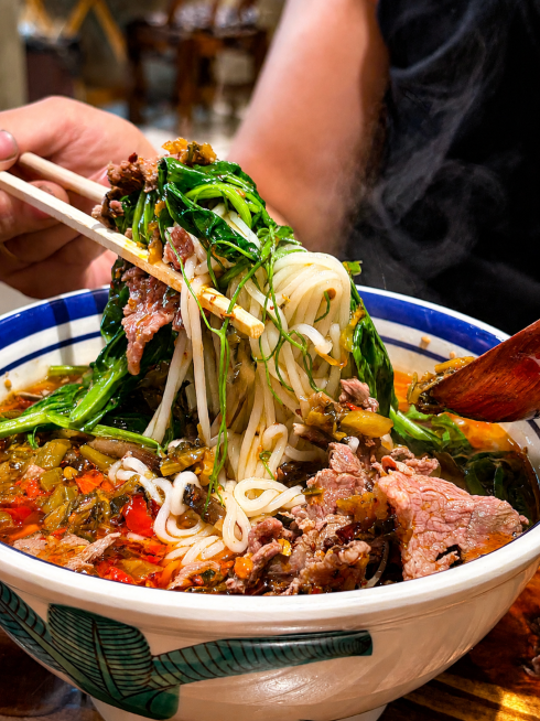 让这张牛肉米粉图片变得更清晰，提升画质和细节预览效果