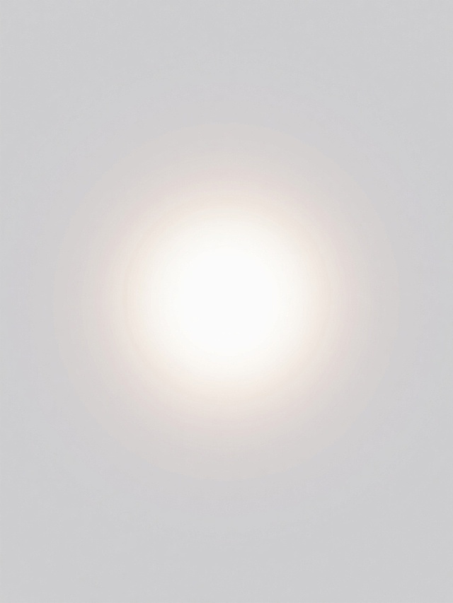 一张干净风格的光效素材图片，画面以纯白色为背景，中心有一个明亮的圆形光晕，光晕呈现出柔和的渐变效果，从中心向外逐渐变淡，边缘过渡自然，没有明显的边界，整体给人一种温暖、纯净且充满光明的感觉，适合作为光效素材使用。