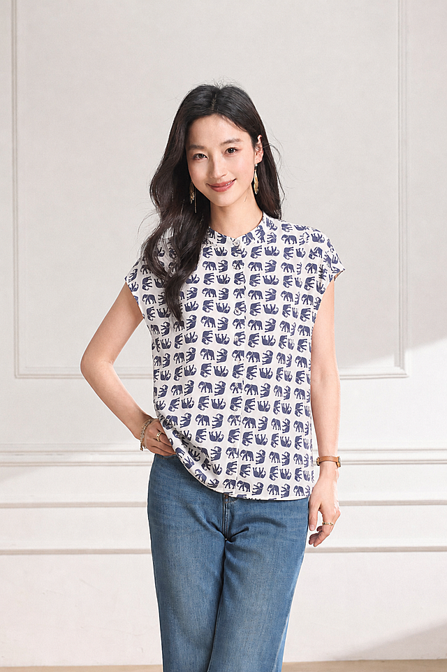 将图一模特身上的浅紫色衣服替换为图二的大象图案衬衫，保留图二的立领落肩短袖版型，保持模特姿势和背景不变，衣服版型自然贴合身体