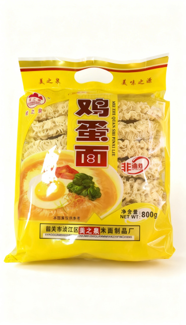 [主图主题] 美之泉鸡蛋面产品主图
[氛围/风格] 干净简约食品电商风，突出面饼天然质感
[画面元素] 袋装美之泉鸡蛋面展示在浅色干净背景上，保留原有包装品牌、图案和文字信息，不添加额外核心卖点文字，预览效果