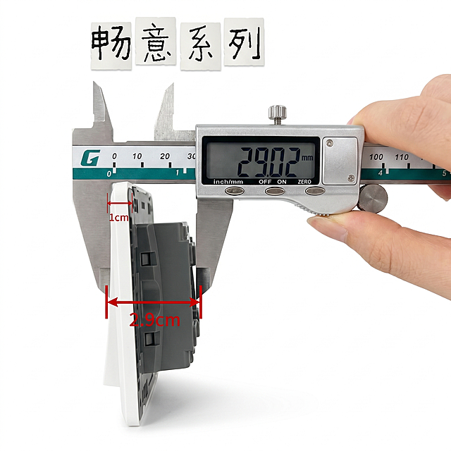 产品精修, 产品置于纯白背景上，只修改背景，保留图片中的卡尺、测量标注、产品、文字内容不改变，严格保持原图透视, 严禁扶正, 严禁镜像翻转，专业商业棚拍光, 5500K标准中性白光, 轮廓光, 体积光, 曝光正确, 强烈真实立体感，去除手部、手指，智能修补遮挡区域，接地处保留干净浅淡的自然接触阴影, 严禁大片投影、脏灰阴影和悬浮感，主体居中, 商品完整入画不裁切, 商品外轮廓视觉体量约画面60%-80%, 四边均匀留白约10%-20%, 严禁满幅铺满与贴边顶满，极致超清画质, 深度细节锐化, 4K分辨率, 商业级画质, 产品表面完美无瑕，将商品表面翻新为干净可售卖新品状态, 明显提升整体洁净度、均匀度、亮度和商业质感，清除旧痕、灰暗、脏斑和不均匀色块，锁定原图五金商品的外轮廓、朝向、可见面、比例、孔位、部件数量、连接关系和功能结构, 禁止新增/删除零件、补全不可见背面、改变结构关系或重绘成其他五金商品，锁定原图商品颜色, 颜色以输入图为唯一参考, 分段部件颜色边界按原图锁定，细腻真实的金属肌理质感, 工艺方向、颗粒层次和明暗过渡自然, 高光柔和有层次, 不磨平成塑料或镜面，尺寸800*800，比例1:1