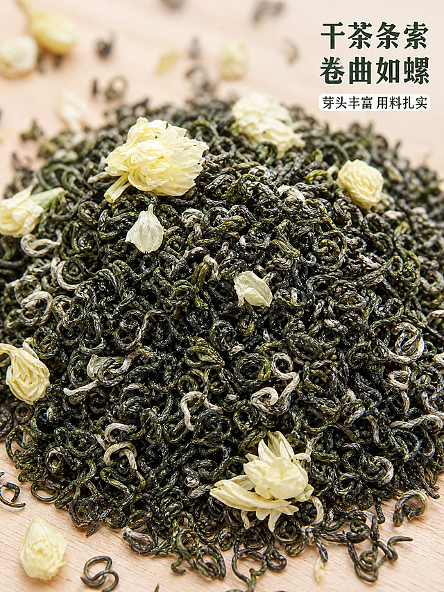 [第2屏] 茉莉飘雪茉莉花茶干茶质地特写屏，干茶质地微距型。本屏使用【图3】作为商品主体。
[氛围/风格] 微距细节展示，突出干茶真实纹理，品质感突出。
[元素布局] 干茶聚拢成堆放置在画面中心位置，占比约75%，背景为浅色原木底板，散落少量茉莉花瓣和干茶条索点缀。保持干茶卷曲如螺的条索纹理、茉莉花朵颜色分布与原图一致，细节清晰自然，无变形。
[光影质感] 顶侧柔光打在干茶堆上，突出卷曲纹理明暗层次，每根条索都有清晰轮廓，质感蓬松。
[配色色系] 全局底色 #F5F0E6；主色干茶深绿，茉莉米白；辅助色原木浅棕。
[视角构图] 微距俯视，中心聚焦干茶，景深较浅，背景虚化突出主体纹理。
[文字版式] 右上右对齐，主标题干茶条索 卷曲如螺，深绿色温润宋体大字；小字说明芽头丰富 用料扎实，米白色字浅底高亮，不遮挡干茶主体。延续全页统一字体字色规范。
[比例分辨率] 3:4竖版比例，4K分辨率，文字清晰可辨，高清画质。
[负向提示词] 变形，纹理模糊，文字错乱，背景杂乱，水印