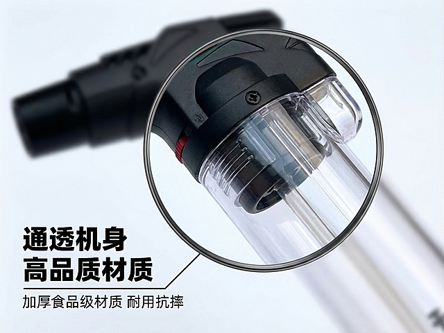 [垫图] https://gd-ai-fts.dancf.com/35862523808570461/transfer/48a0a4dac4bf4b03b23a109d6086ec534986241.png
[主图主题] 喷火枪材质细节展示
[氛围/风格] 纯净通透质感，光影细腻突出材质
[画面元素] 采用侧逆光拍摄，放大展示透明机身和黑色机头衔接部位，透明机身部分用背景光突出清透质感，清晰展示塑料材质的干净通透，圆形放大镜框放大展示螺丝接口细节，框外背景虚化处理
[配色色系] 浅色背景，突出产品本身色彩
[视角构图] 特写居中构图，突出材质细节
[文字版式] 左下角文案 " 通透机身 高品质材质 "，主标题粗体黑色，引线连接放大区域，文字说明 " 加厚食品级材质 耐用抗摔 ",字体层级分明
