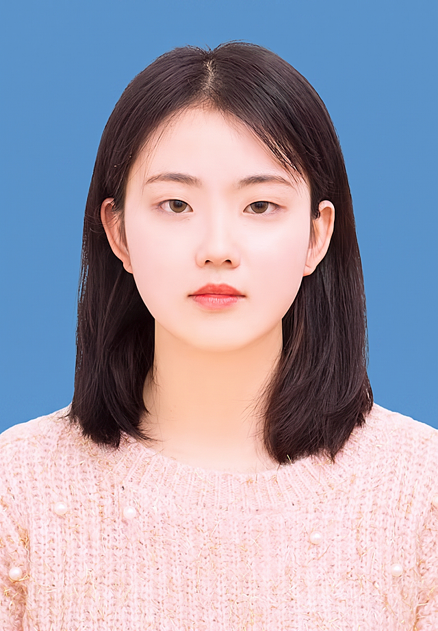 将图片的背景替换为和第一张图一样的纯蓝色背景，保持人物和服装不变