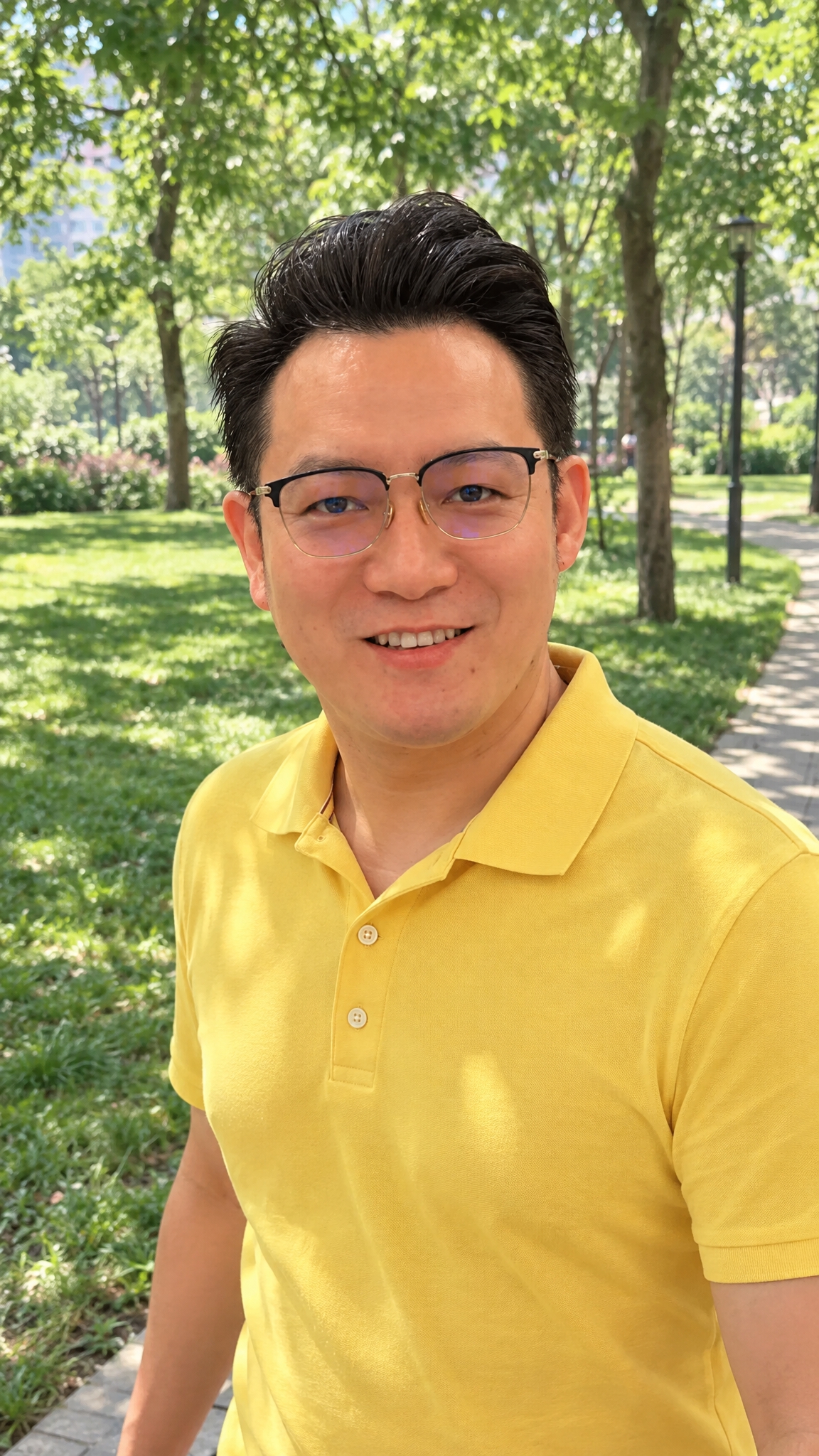 以参考图中人物的面部、五官比例与微笑表情为严格依据，生成一张真… - 图片创意预览