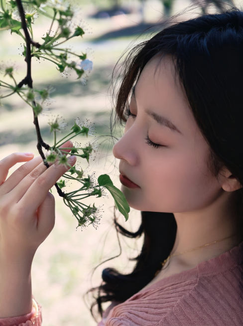 去除模特鼻翼处的黑头，对模特面部皮肤做匀肤处理，保持整体自然风格，保留其他细节和色彩不变预览效果