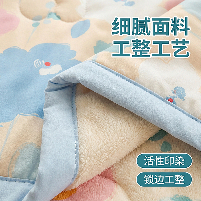 [主图 3] 夏凉被面料材质细节展示
[氛围/风格] 清新甜美奶油风，和主图1光影风格完全统一。
[画面元素] 商业摄影质感、光线柔和通透、产品清晰真实、画面干净高级。全屏放大展示夏凉被面料纹理，保留油画风彩色大花朵印花图案，突出细腻清晰的印染工艺和面料蓬松质感，浅蓝色包边局部特写展示工整工艺，保留产品原有特征。
[配色色系] 主色调：暖底蓝粉花朵浅蓝包边，延续原有甜美配色；辅助色：浅背景暖调。
[视角构图] 微距特写，满屏展示，构图饱满。
[文字版式] 右上叠大字号标题 "细腻面料 工整工艺" 蓝绿色粗体，右下角两个圆角胶囊标签标注 "活性印染" 和 "锁边工整"。文字不遮挡主体纹理。
[比例分辨率] 1:1比例，2k分辨率；文字清晰可辨，超高清。
[负向提示词] 变形，水印，文字错乱，产品图模糊，背景杂乱，牛皮癣，配色刺眼，遮挡主体，风格不统一。