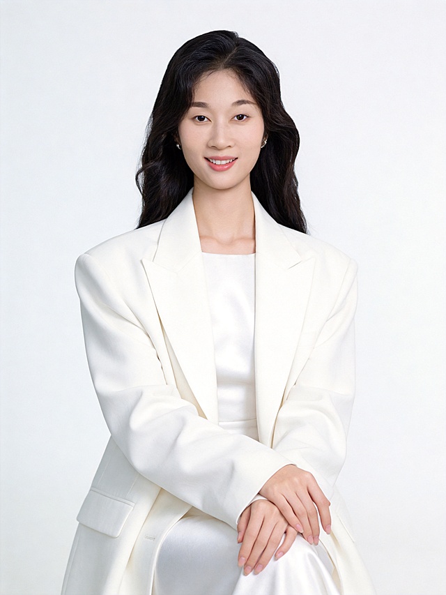 参考第一张图保留人物脸型､发型､年龄等特征生成职场形象照,参考第二张图人物占位和比例,标准焦段50mm,f/4光圈(f/2.8-f/4区间),平视视角(镜头与人物视线齐平);人物占画面70%,人物居中(居中构图),位于画面中心,为视觉聚焦点,入境范围头部及以下至臀部下方10cm(半身像);左右留少量背景空间;头部与画面顶部保留5%空间;头部发型完整,头肩比例协调;身着白色宽松廓形西装外套自然合起(青果领､无扣开衩设计,宽袖口剪裁,哑光挺括质感),内搭白色缎面基础款连衣裙,严格圆领,领口为闭合式圆形,完全覆盖锁骨,领口高度到颈部下方 1cm,绝对不露肩､不露锁骨,无任何 V 型 / 开叉设计,版型修身贴合身形,光泽感强;不规则裙摆;身体正面朝向镜头,双臂自然交叠于大腿上方(右手轻叠于左手之上,手指自然并拢微曲),肩部自然下沉放松,姿态慵懒温柔;坐姿眼神明亮柔和直视镜头,嘴角自然上扬呈温婉浅笑,表情温柔恬静,展现优雅､纯净､知性的气质;发型为黑色长直发,发丝自然有光泽,层次分明,面部为清透职业淡妆,清透伪素颜妆(浅棕色眼影自然晕染眼窝,细内眼线放大双眼,底妆轻薄通透保留皮肤原生质感);无任何配饰,肤色白皙通透细腻,呈现水润质感;背景为柔白色纯色背景,无任何干扰元素,背景轻微虚化;柔光,5500K冷白光,面部光影均匀无硬阴影;色彩对比适中,超高清分辨率,中度锐化,纯净无噪点,清新自然滤镜(曝光+3,对比度-5)｣｡