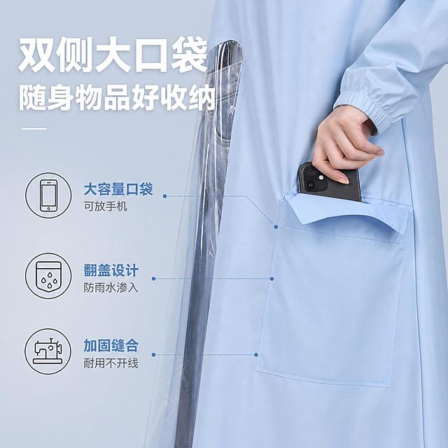 [主图-12] 电动车雨衣（带透明视窗加大遮脚款）口袋细节展示图。
[统一基调] 高级户外编辑风 浅蓝雾感主色调 白色主标题字 深灰辅助字 浅蓝强调色 无衬线粗体标题 细体辅助字 圆角机能卡片 细线图标 整体干净专业有品质感 淘宝天猫风格。
[画面] 雨衣侧面中下部特写 展示两侧的口袋设计 一只手正在将手机放入雨衣侧面的口袋中 口袋有翻盖设计 缝合整齐 面料颜色均匀 背景是纯净浅灰蓝色 画面左侧是雨衣正面透明视窗的一部分 右侧展示口袋细节 口袋大小可以容纳手机。
[光影质感] 商业静物摄影质感 柔和侧光 口袋翻盖有自然阴影 手的动作自然 面料纹理清晰 整体干净有质感。
[配色] 背景浅灰蓝 雨衣浅蓝色 手机深色 标题白色 辅助字深灰。
[文字版式] 画面上方大标题"双侧大口袋 随身物品好收纳" 下方用引线标注"大容量口袋 可放手机""翻盖设计 防雨水渗入""加固缝合 耐用不开线" 文字横排。
[输出要求] 1:1正方形 文字清晰可读 产品清晰不变形 无错字 无水印 无平台Logo 无多余杂物 手部正常无畸形。