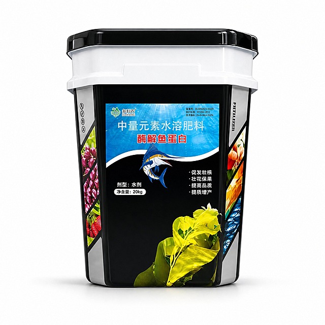产品白底图 多科农酶解鱼蛋白中量元素水溶肥料20kg桶装。黑白方桶 蓝色标签 标签外观与参考图完全一致 所有文字颜色排版图案100%不变。纯白色背景 产品放在中央 底部有轻微自然阴影。产品质感优化真实 桶身光滑有光泽 标签清晰锐利 整体精致专业。电商产品白底图标准 1比1比例 超高清。