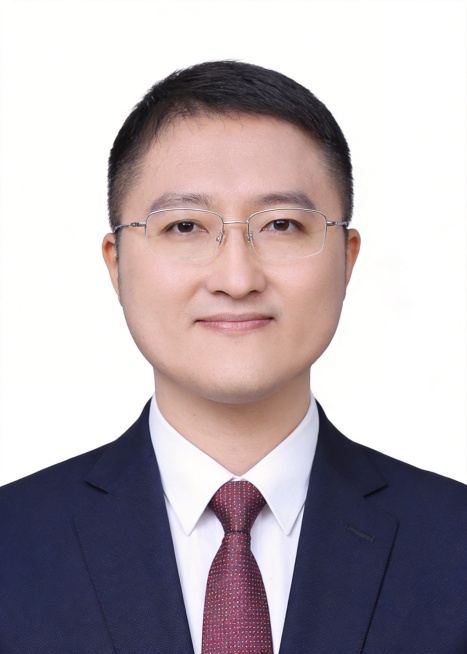 保留人物发型、脸型、年龄特征、眼镜和藏蓝色西装白色衬衫酒红色领带，生成标准二寸正面证件照，人物主体严格居中，头部大小位置对齐垫图，纯白色极简纯色背景，符合证件照规范，2K分辨率，画面比例5:7预览效果
