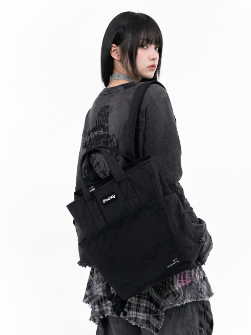 正面纯白背景服装lookbook人像摄影，一位年轻东亚女性模特，齐肩黑长直发搭配齐刘海，化清冷亚文化妆容，背影行走，约45度朝向画面右侧背影行走，表情冷淡疏离。她身穿做旧深灰色印花长袖T恤，T恤带有做预览效果