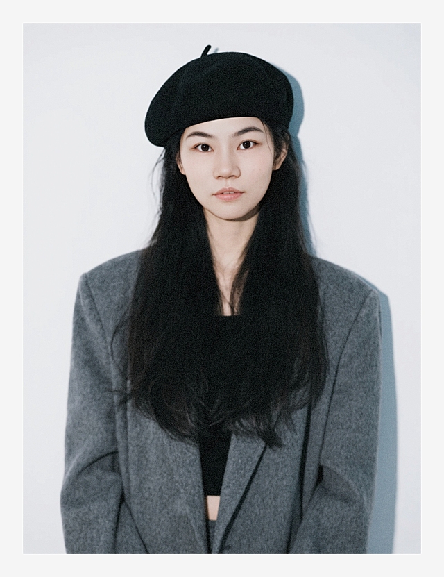 简约灰色西装搭配黑色贝雷帽，展现时尚文艺的性冷淡风。