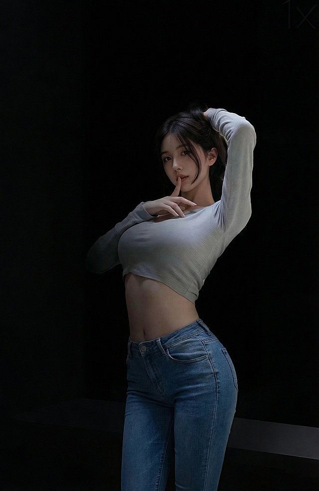 弥散光下，光影与面料质感交织，呈现时尚潮流的优雅姿态，杂志风实景感十足，唯美感扑面而来。