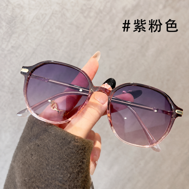 [主图-1] 紫粉色渐变太阳镜手持展示爆款电商首图。
[氛围风格] 高级氛围感生活化实拍，ins网红风
[画质] 商业摄影质感、光线柔和通透、产品清晰真实、画面干净高级。
[元素] 图一的紫粉色渐变方预览效果