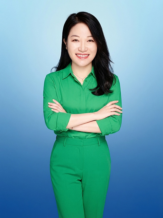 背景渐变蓝，上衣和裤子亮绿色