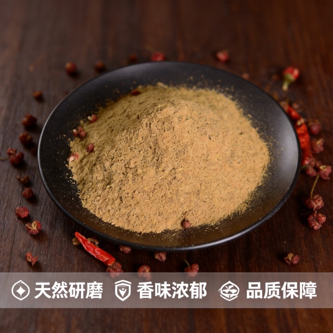[主图 5] 花椒粉品质服务承诺展示。
[氛围风格] 棕色食欲风，干净整洁，信任感强；
[画质] 商业摄影质感、光线柔和通透、产品清晰真实、画面干净高级。
[元素] 黑色圆盘装花椒粉居中展示，周围散落预览效果