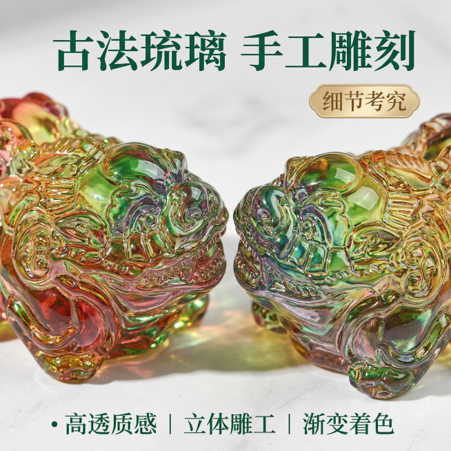 [主图 2] 彩色水晶貔貅材质细节展示图
氛围风格：轻奢质感微距特写，高级光影，突出通透水晶材质
画面元素：对原图彩色渐变水晶貔貅的头部和雕刻细节进行微距特写，聚焦貔貅的面部纹理和渐变水晶通透质感，放预览效果