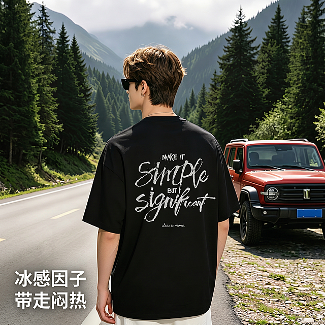 [主图-3] 黑色款冰感纯棉T恤模特展示主图。[氛围风格] 自然松弛韩系风，公路户外氛围感，和整体套图风格统一。[画质] 商业摄影质感、光线柔和通透、产品清晰真实、画面干净高级。[元素] 同一位亚洲年轻男生穿着黑色冰感纯棉T恤背面展示，T恤后背印有白色文字MAKE IT Simple BUT Significant Less is more，保持T恤外观、图案颜色、材质与输入产品图绝对一致，杜绝任何变形和色差，精细化处理。背景为山林公路，自然开阔，商品主体占比严格控制在70%左右，画面满屏无边框。[光影] 阴天柔和自然光，均匀漫射，突出黑色T恤纯棉质感，明暗层次清晰。[配色] 主色黑色T恤，白色文字，背景山林绿色点缀。[视角构图] 平视中景，背面完整展示，人物比例自然，头部不裁切。[文字版式] 左下角负空间添加文字冰感因子 带走闷热，白色字体清晰，不遮挡主体。[比例分辨率] 1:1比例，2k分辨率，文字清晰锐利，画面超高清。[负向提示词] 变形，水印，文字错乱，产品图模糊，背景杂乱。