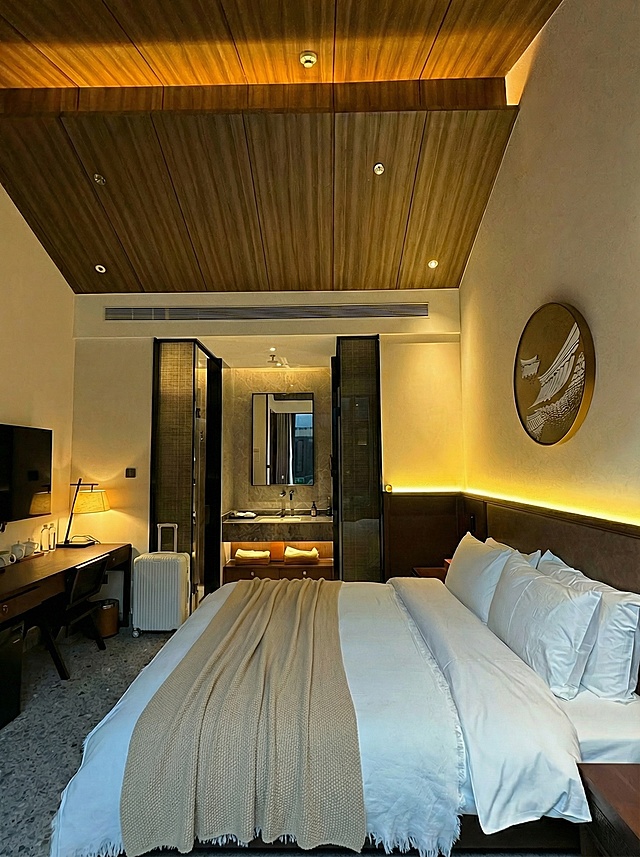 床上的书和手机消掉，加一条米灰色小毯子