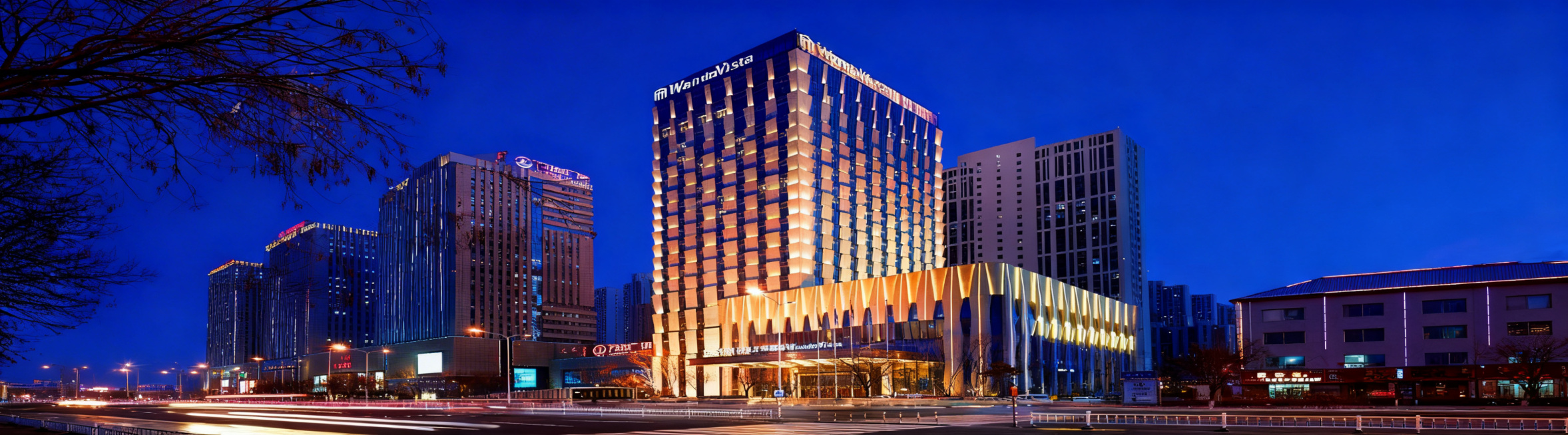 将这张万达文华酒店夜景图片整体压缩适配到360*100画布，保留完整城市夜景和建筑画面，横版构图，保持原有清晰画质和夜景氛围预览效果