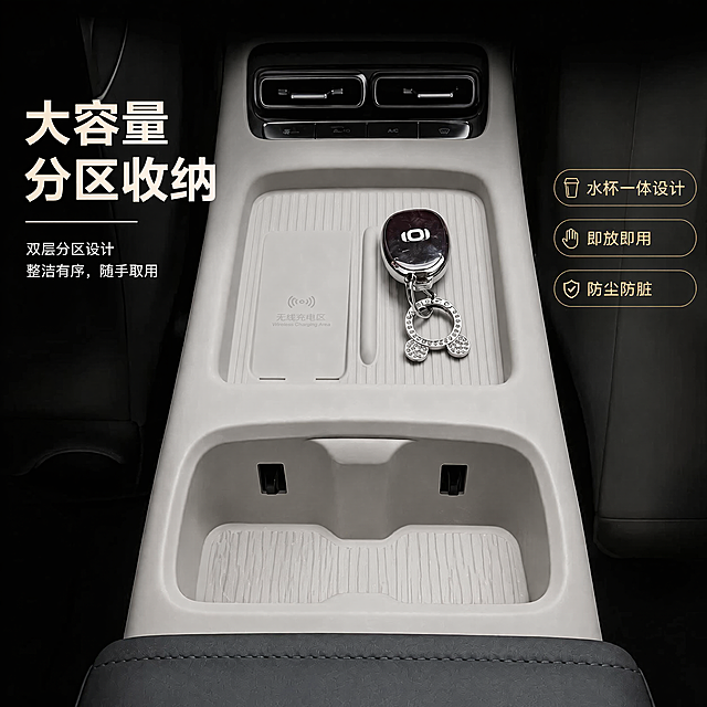 去除下层储物空间里的所有杂物（纸币、硬币、手串、香水瓶），保持空的储物腔体，保留现有产品结构颜色、文字文案和上层车钥匙，整体光影风格不变，保持1:1构图，产品轮廓和硅胶纹理不变，去除杂物后填充与产品一致的浅灰色硅胶质感背景，保持画质清晰真实，商业摄影质感，光线柔和通透。负向提示词 变形，文字错乱，纹理改变，色差