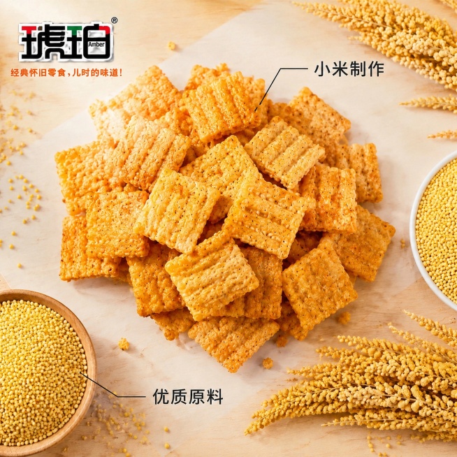 [主图-3] 琥珀小米锅巴原料细节展示图。[氛围风格] 干净食材展台风格，突出优质原料。[画质] 商业摄影质感、光线柔和通透、产品清晰真实、画面干净高级。[元素] 中心位置堆放大块金黄小米锅巴，周围摆预览效果