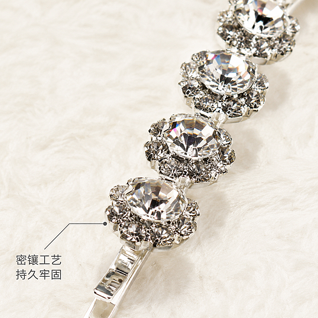 [主图-2] 水钻太阳花发夹设计细节展示
[氛围风格] 精致高级微距质感
[画质] 商业摄影质感、光线柔和通透、产品清晰真实、画面干净高级
[元素] 局部微距拍摄水钻太阳花镶嵌工艺，清晰展示爪镶结构和每颗水钻的切面。保持产品外观（物理结构、材质质感、颜色）与输入产品图绝对一致，杜绝任何变形和色差，精细化处理。背景延续浅奶白色绒面，和整套主图风格统一。商品主体占比严格控制在70%左右，画面满屏无边框。
[光影] 侧柔光打亮镶嵌细节，轮廓光勾边，水钻切面反射高光，火彩自然，无过曝
[配色] 主色调浅奶白色，辅助色水钻亮银色，统一干净
[视角构图] 微距俯视，主体细节完整，景深较浅突出工艺，无多余元素干扰
[文字版式] 左下角负空间，引线对准镶嵌位置，小字标注"密镶工艺 持久牢固"，深灰色清晰不抢眼，文字不遮挡核心细节。
[比例分辨率] 1:1比例，4k分辨率，文字清晰锐利，画面超高清
[负向提示词] 变形，水印，文字错乱，产品图模糊，背景杂乱，脏点划痕，文字遮挡主体