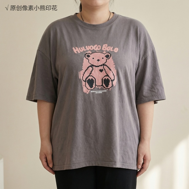 [主图主题] 女士宽松短袖T恤 小熊印花细节展示
[氛围/风格] 韩式慵懒休闲风，柔和自然光，细节质感清晰
[画面元素] 亚洲女性模特（与原图一致）身着灰色宽松短袖T恤，近景特写T恤胸前的粉色像素小熊预览效果