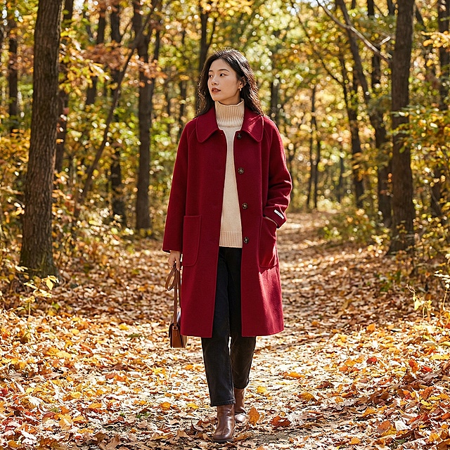 中国女模特身穿图中的酒红色中长款翻领毛呢大衣，秋日森林步道，落叶满地，自然氛围感穿搭，高清实拍