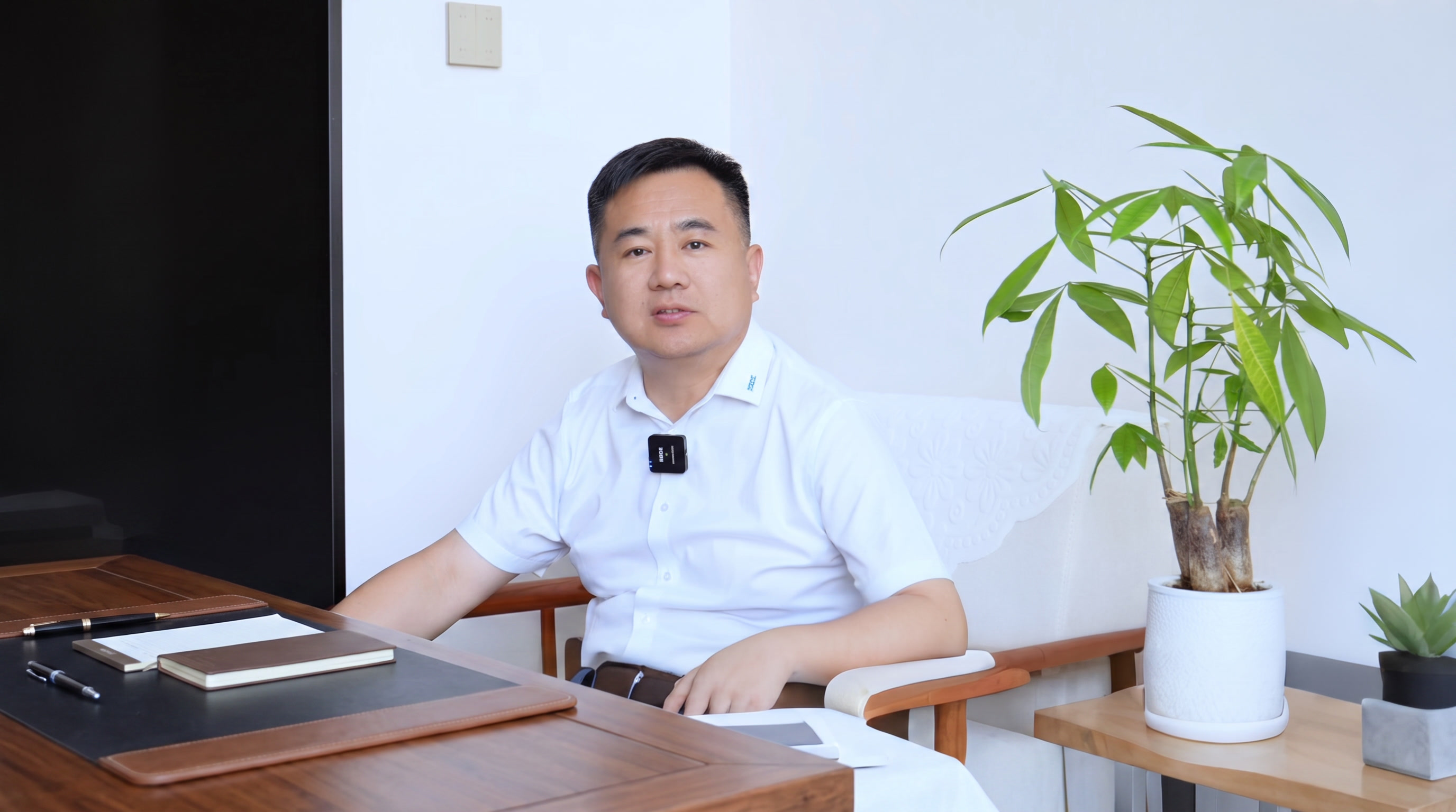 人物前面换成桌子，不要露腿 - 图片创意预览