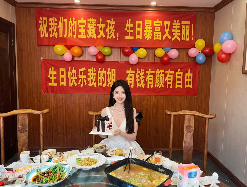 参考图片，将两个图片结合起来。生成一张饭店内美女过生日的图片 墙上挂着横幅 横幅为红底黄字 第一条文字为：祝我们的宝藏女孩，生日暴富又美丽！ 第二条为：生日快乐我的姐，有钱有颜有自由预览效果