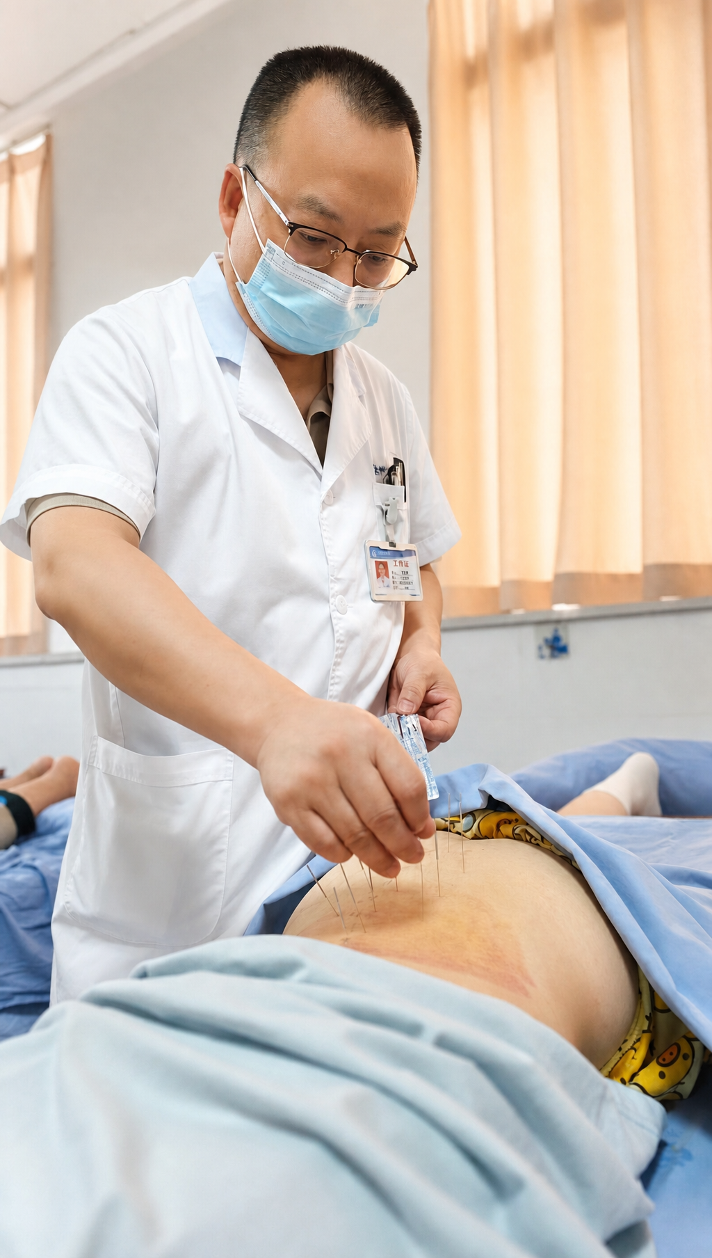 美化医生形象，保持医生面部特征和白大褂、工作牌、口罩不变，皮肤… - 图片创意预览