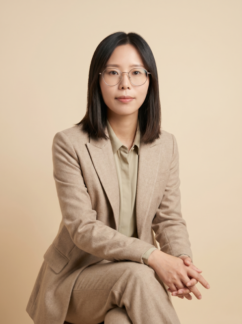 参考图片中人物特征生成通用职场形象照，保留人物脸型和基础特征，身穿米色精纺羊毛混纺西装外套，内搭浅卡其衬衫，下装同材质米色西裤，着装正式干练，温和专业，身形匀称，姿态端正，身体挺拔，呈自然坐姿，双手交预览效果