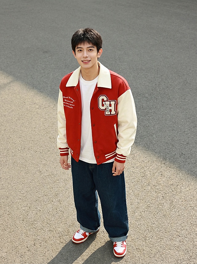 图一的五官和发型穿着图二的衣着和鞋子，站立的全身照