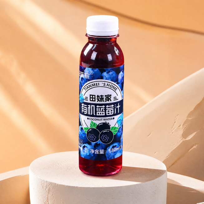 更换背景为电商产品展示空台，石膏材质，淡淡的橙色暖色系，极简主义，简单构图，4K高清，摄影级，细节清晰，光影质感，真实质感，保持主体果汁饮料不变，保持1:1的比例不变，保持整体文案和排版不变，保留全部预览效果