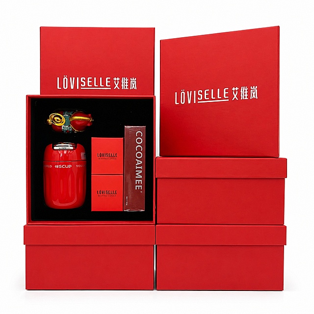产品精修，产品置于纯白背景上，专业商业棚拍光，5500K标准中性白光，轮廓光，体积光，曝光正确，强烈真实立体感，接地处保留干净浅淡的自然接触阴影, 严禁大片投影、脏灰阴影和悬浮感，主体居中，商品完整入画不裁切，多品或套装整体算一组，商品外轮廓视觉体量约画面60%-80%，四边均匀留白约10%-20%，严禁满幅铺满与贴边顶满，极致超清画质，细节清晰锐利，4K分辨率，商业级实拍质感，保留原图真实材质与结构细节，提升商品洁净度和商业新品感，清除旧痕、灰暗、脏斑和不均匀色块；保留原图颜色分区、材质色相、结构和功能细节，禁止整体提亮改色，去除非售卖主体杂物、临时垫块、包装垫、支撑块、纸片或填充物，严禁误删商品结构，锁定原图商品颜色，多件商品逐件对应原图色相、材质光泽和分段色块边界，锁定原图商品轮廓、件数、部件位置、连接关系、标签文字和可见功能细节，只做精修不重绘结构，红色纸盒为塑料·哑光/半哑光，哑光/半哑光塑料质感，柔和漫反射，低高光，表面细腻，正视图，标准透视校正，正常透视焦段，保持同类机位，多件商品按原图顺序均衡陈列，大小一致、间距统一、对齐整齐、同一机位和近似角度，每个独立商品都要逐个摆正，逐个校准水平线和垂直轴，底部基线对齐，禁止某一件单独歪斜、倾倒或高低错位，比例1:1