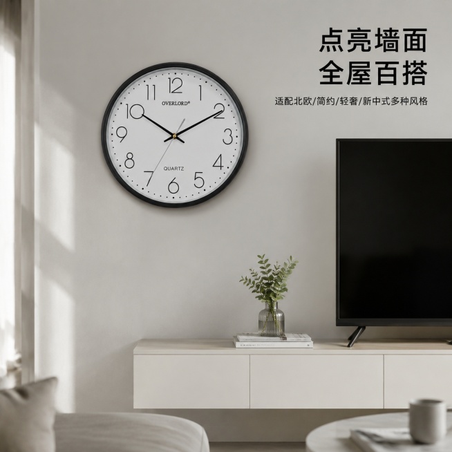 [主图-3] 风格搭配展示主图，展示时钟适配多种家装风格。将黑色边框时钟放在现代简约客厅电视墙旁浅灰色墙面上，背景搭配简洁白色悬空电视柜，上面放置一小瓶绿植，营造真实客厅摆放效果。保持产品外观（即圆形预览效果