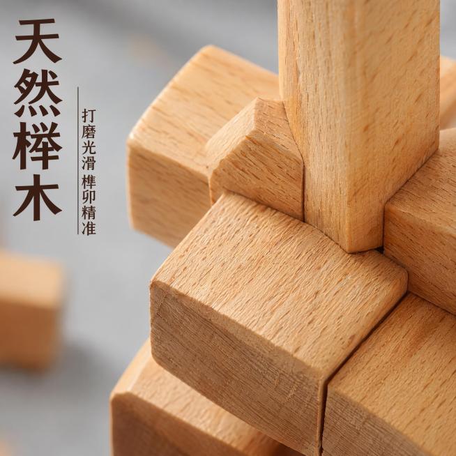 [主图-3] 榉木材质细节放大展示
[氛围风格] 微距特写 真实质感 突出品质
[画质] 超高清细节特写，木材纹理清晰锐利，材质真实可感
[元素] 局部放大展示孔明锁拼接处和木材表面，榫卯咬合结构清晰预览效果