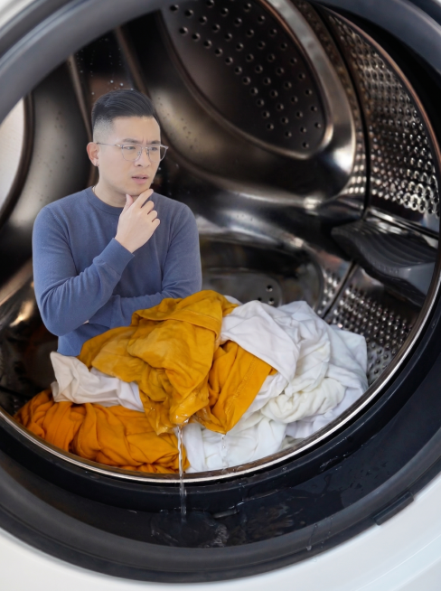 合成一张图片，将图1的人物缩小，人物露出一脸疑惑的表情，看着图2洗衣机里不脱水的衣服，整体图片比例3:4预览效果