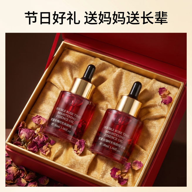 [主图 8] 玫瑰精华礼盒展示。氛围风格：高档礼盒，送礼佳品。画质：高清商业摄影，质感高级。元素：玫瑰精华液放在打开的红色礼盒中，礼盒铺有金色丝绒内衬，周围点缀干玫瑰花瓣，保持精华液产品外观与输入图一预览效果