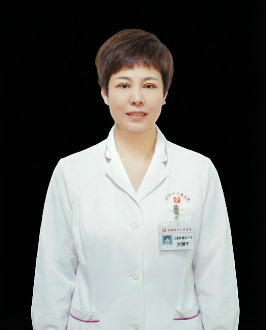 胸牌上的医院是石鼓妇女儿童医院，儿童保健科主任，贺湘华预览效果