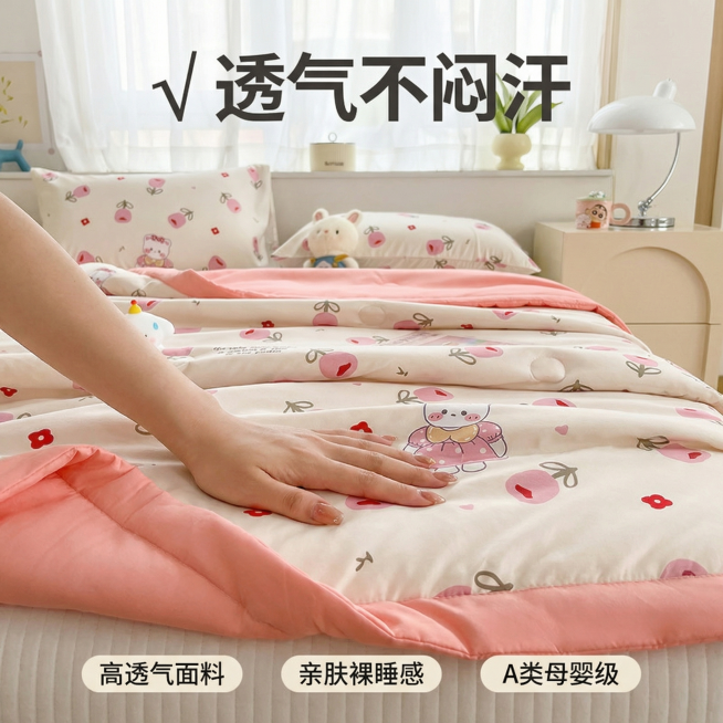 [主图 2] 夏凉被透气不闷汗功能体验展示
[氛围/风格] 甜美自然，温馨舒适，保持和主图1一致的卧室场景和光源方向
[画面元素] 商业摄影质感、光线柔和通透、产品清晰真实、画面干净高级。保留原产品米预览效果