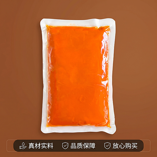 [主图 5]产品信息与信任承诺图，袋装香辣红油居中展示，画面底部设置半透明悬浮深色条，两端留空横向排列服务承诺图标文字。风格是棕色食欲风，商业摄影质感、光线自然柔和通透、产品清晰真实、画面干净高级，保持产品包装外观、材质质感、颜色与输入产品图绝对一致，杜绝任何变形和色差，精细化处理，商品主体占比严格控制在60%左右，画面满屏无边框。纯色暖棕色背景，简洁干净突出产品。柔和均匀顶光，产品清晰无重影。居中构图，产品稳定展示。底部半透明悬浮条文字依次为「真材实料」「品质保障」「放心购买」，白字清晰明了。比例1:1，2k分辨率，文字清晰锐利，画面超高清。负向提示词：变形，水印，文字错乱，产品图模糊，背景杂乱。